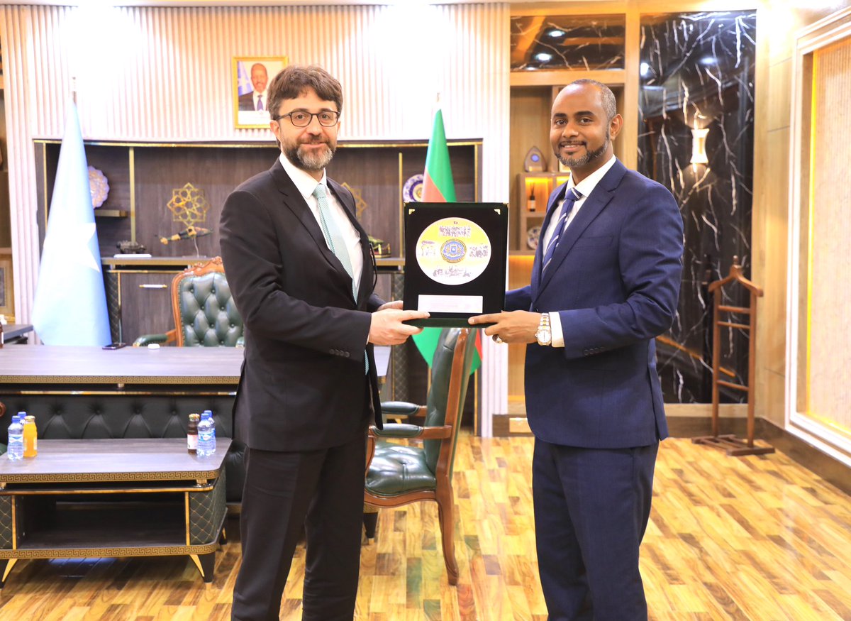 MoDSomaliya's tweet image. At @MoDSomaliya HQ, Minister @Amohamednur welcomed Turkish Ambassador H.E. Alper Aktaş (@TC_MogadisuBE). Discussions focused on the #ATMIS to #AUSSOM transition &amp;amp; the need for coordinated partner support to enhance Somali National Armed Forces capabilities &amp;amp; FGS&apos;s commitment to…