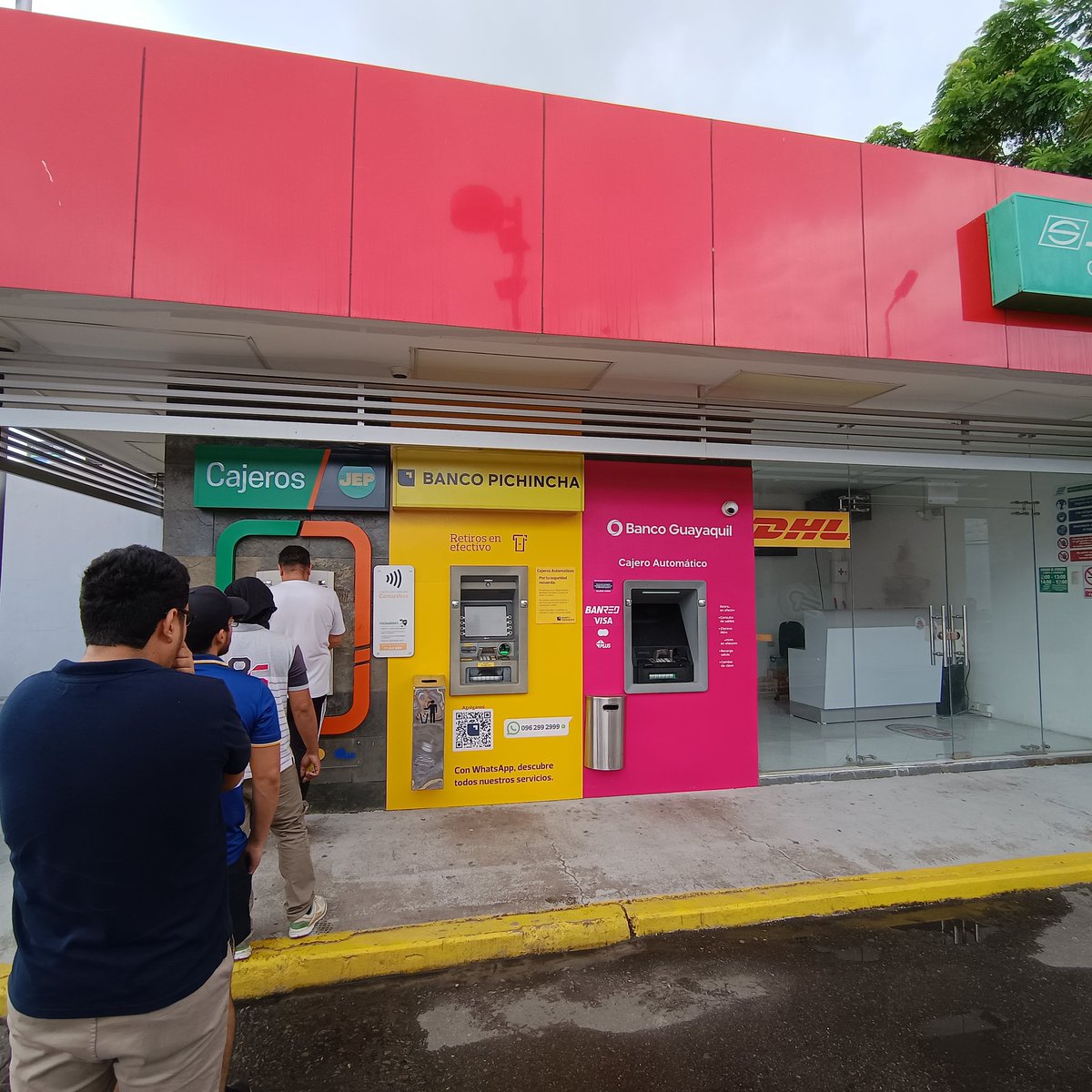 al3jodev's tweet photo. Por si fuera poco, Machala tiene pocos cajeros de Banco Pichincha, la mayor parte del tiempo el cajero de la gasolinera siempre pasa fuera de servicio, más respeto @BancoPichincha hacia sus usuarios https://t.co/sOEHs1LKAz