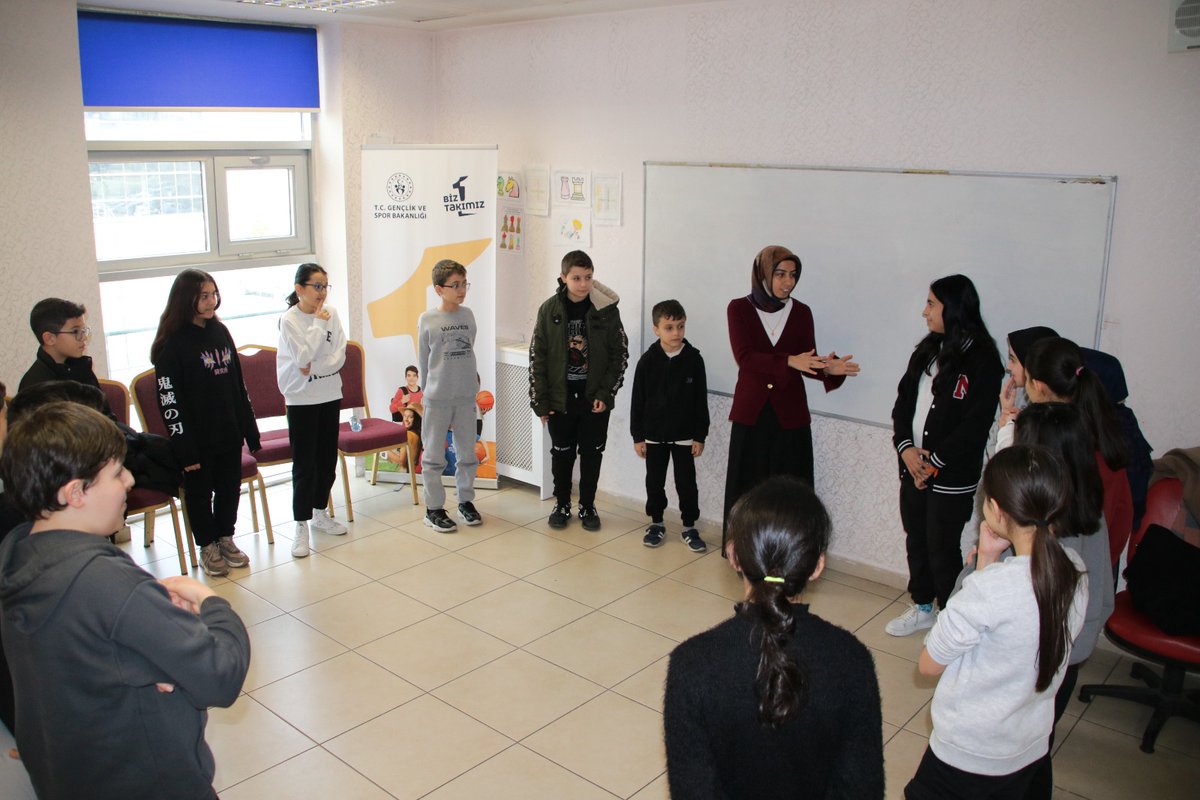 KirsehirGM's tweet photo. “Biz bir takımız, Birlikte daha güçlüyüz!”
Farklı sosyokültürel geçmişlere sahip gençlerin sosyal uyum ve spor yoluyla yeni arkadaşlıklar edinme ve birlikte yaşama kültürünü geliştirmeyi amaçlayan #BizBirTakımız projesi başladı.

@gencliksporbak
@oa_bak https://t.co/9dcK3OftWp