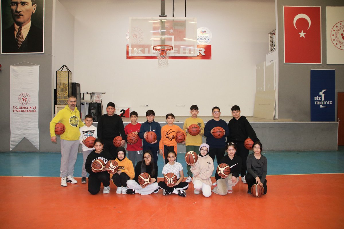 KirsehirGM's tweet photo. “Biz bir takımız, Birlikte daha güçlüyüz!”
Farklı sosyokültürel geçmişlere sahip gençlerin sosyal uyum ve spor yoluyla yeni arkadaşlıklar edinme ve birlikte yaşama kültürünü geliştirmeyi amaçlayan #BizBirTakımız projesi başladı.

@gencliksporbak
@oa_bak https://t.co/9dcK3OftWp