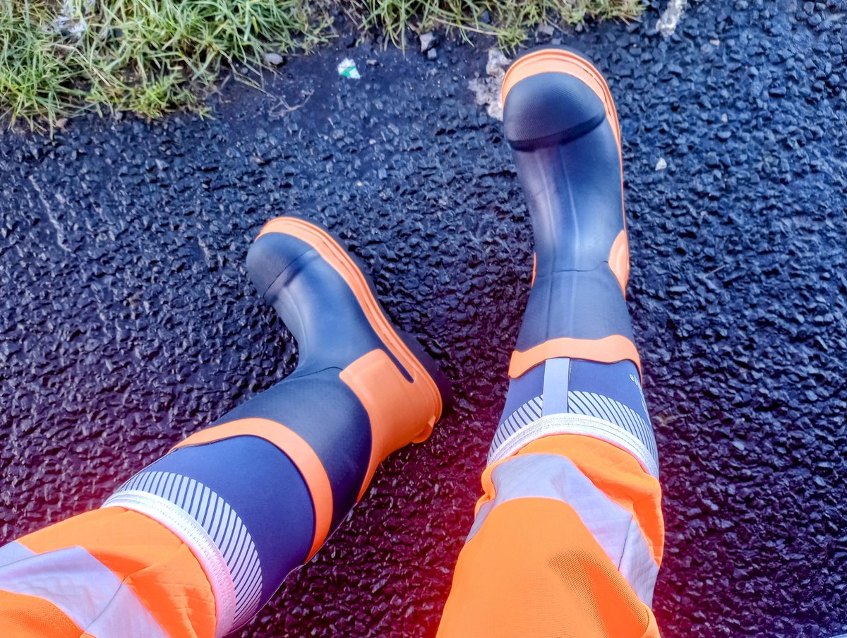 WorkieLadUK's tweet photo. Trying out the new boots 😬 https://t.co/MnTdPV0i2C
