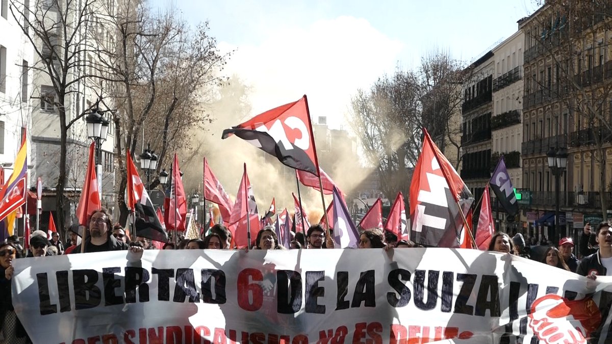 LIBERTAD 6 DE LA SUIZA - Manifestación de Madrid vídeo y fotos en <a href="/kaosenlarednet/">Kaosenlared_net</a> 

#HacerSindicalismoNoEsDelito

<a href="/SoliObrera/">Solidaridad Obrera</a> <a href="/CoBas_MADRID/">Co.Bas MADRID</a> <a href="/cobas_/">co.bas</a> <a href="/CNT_Villaverde/">CNT Comarcal Sur Madrid</a> <a href="/CNTsindicato/">CNT Sindicato</a>
<a href="/CGT/">CGT</a> <a href="/CorrienteRoja/">Corriente Roja</a> <a href="/6delaSuiza/">6 de la Suiza</a>
<a href="/XixonCnt/">CNT Xixón</a>

kaosenlared.net/video-y-fotos-…