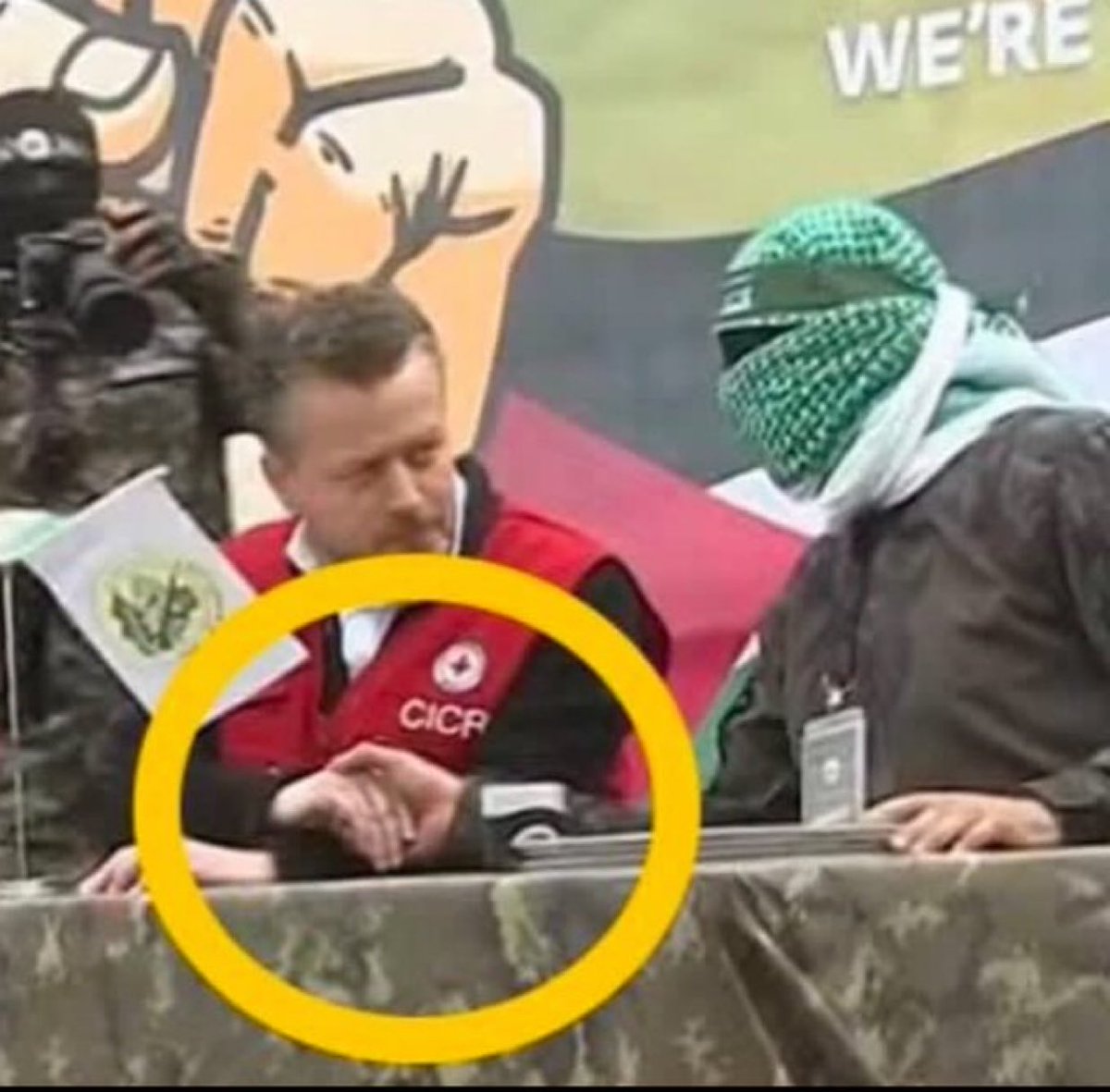 A Cruz Vermelha aperta a mão do Hamas.

A mesma Cruz Vermelha que não visitou os reféns israelenses nem uma vez, não garantiu que eles estavam sendo alimentados e não garantiu que eles recebessem todos os medicamentos de que precisavam.