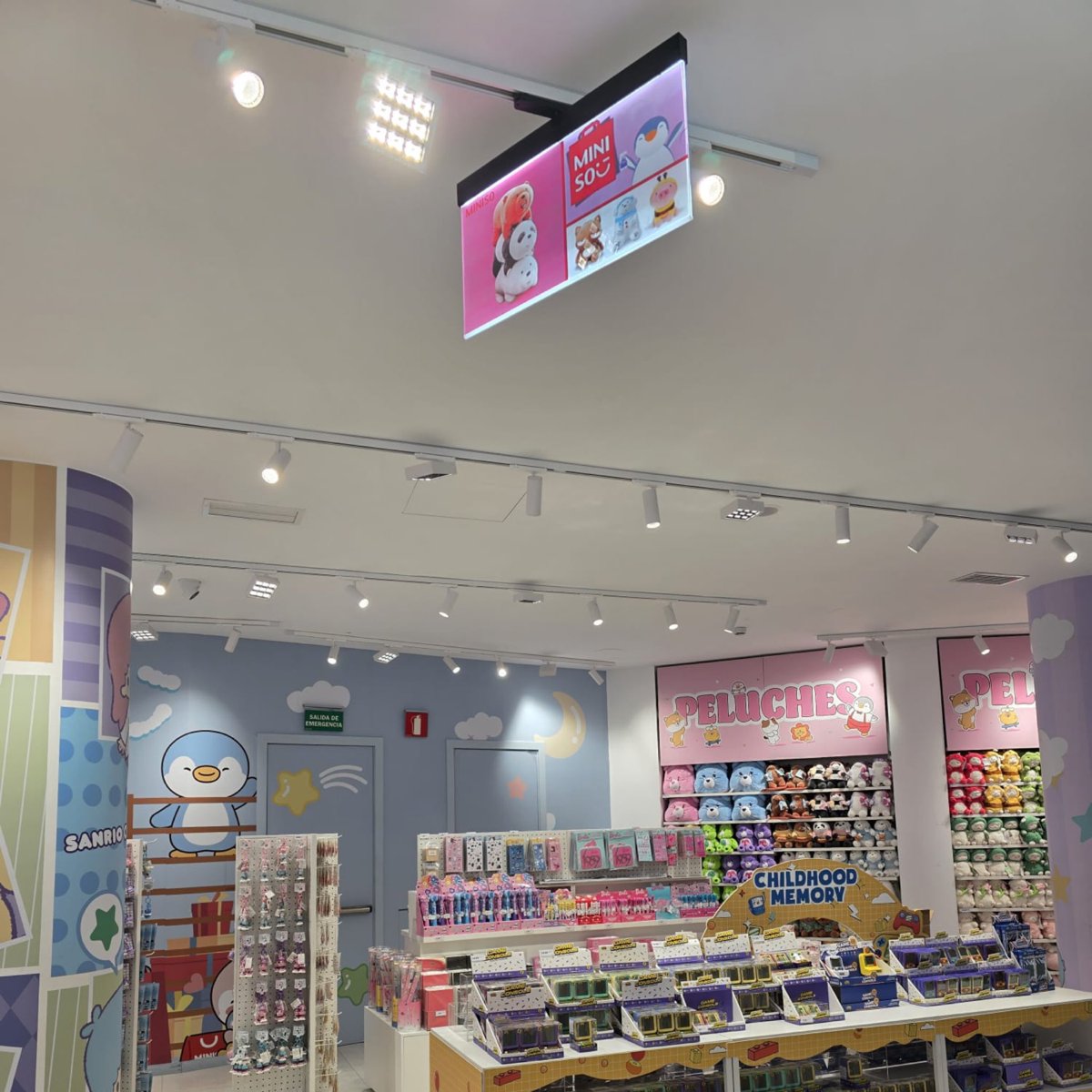 PROYECTOR LINEAL * BANDEROLA * SEÑALIZACIÓN 

La semana pasada y de la mano de  @questionoflights, presentamos para Miniso, nuestro proyector lineal banderola, muy útil y versátil, como herramienta para la señalización, el marketing y publicidad dentro de un local comercial.