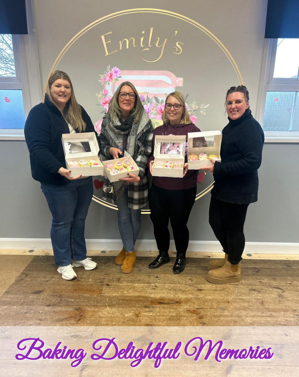 🌺💐🌺What an enjoyable way to spend a Saturday morning, Teaching these lovely ladies how to make fondant Decoration for Cupcakes and Piping Buttercream flowers. 
Well done ladies, I do hope you enjoyed the day as much as I did. 😊🌺💐🌺