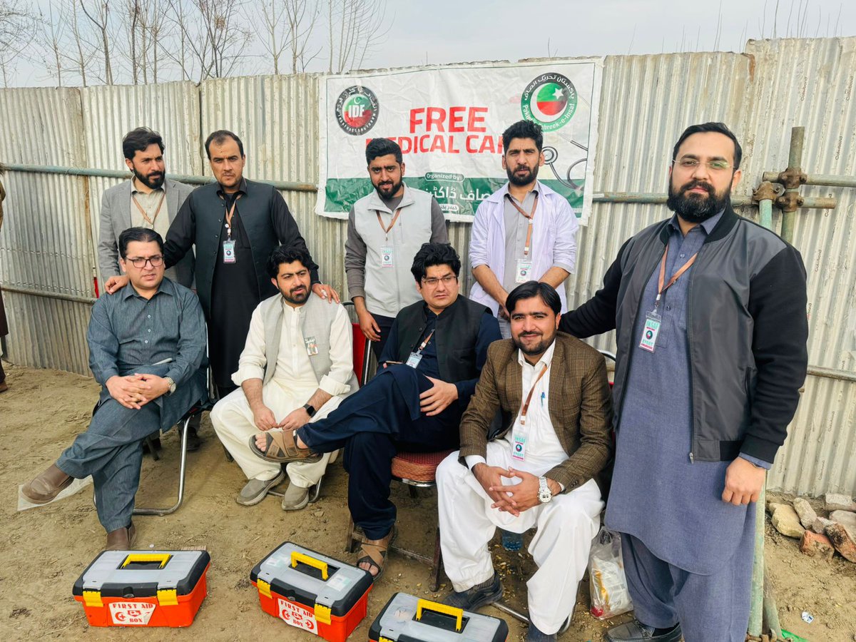 IDFKPMediaCell's tweet photo. انصاف ڈاکٹرز فورم خیبرپختونخوا، صدر ڈاکٹر نبی جان آفریدی کی سربراہی میں  بانی چیئرمین عمران خان کی آواز پر لبیک کہتے ہوئے، مینڈیٹ چوری اور حقیقی آزادی کی جدوجہد میں جلسہ گاہ میں موجود ہے۔ 

⁧#مینڈیٹ_چوری_کا_ایک_سال⁩
⁦#IDFKhyberPakhtunkhwa #IDFKPUpdates 

1/2 https://t.co/FVHBDVMD3s