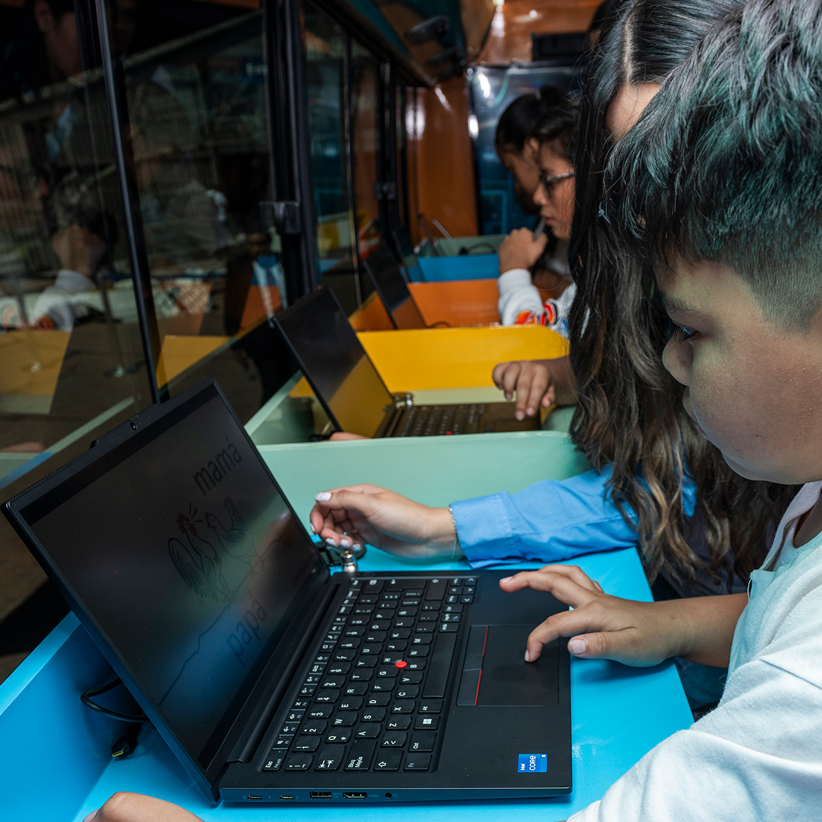 bi_fundacion's tweet photo. 🚍💡 ¡Ruedas de Innovación ya está en marcha!

La educación y la tecnología llegaron al Parque Erick Barrondo con nuestro programa Ruedas de Innovación, acercando herramientas digitales y oportunidades de aprendizaje a más guatemaltecos. 🌐📚

#RuedasDeInnovación https://t.co/WscEHFAWOb