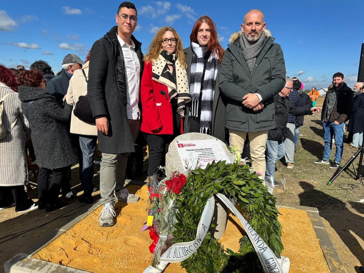 DavidLopezAlc's tweet image. Honrar y recordar a Yolanda González es recordar a los miles y miles de ciudadanos y ciudadanas que tanto sacrificaron para que la transición no se conformara con un mero maquillaje a la dictadura. 

Aunque todavía hoy sigamos empeñados en construir una democracia más real y más…