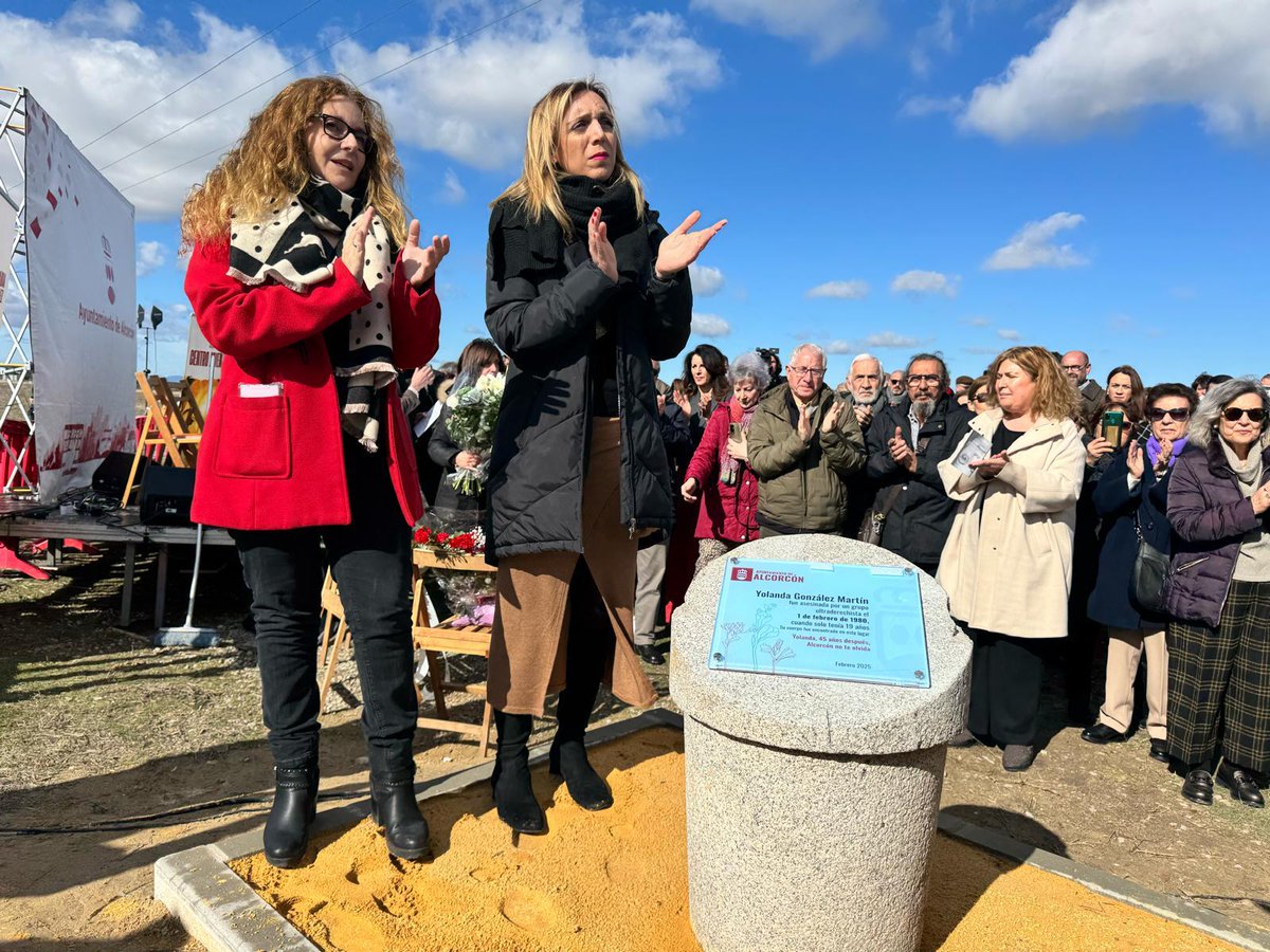 DavidLopezAlc's tweet image. Honrar y recordar a Yolanda González es recordar a los miles y miles de ciudadanos y ciudadanas que tanto sacrificaron para que la transición no se conformara con un mero maquillaje a la dictadura. 

Aunque todavía hoy sigamos empeñados en construir una democracia más real y más…