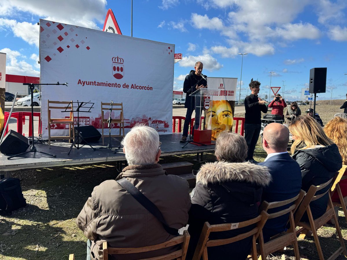 DavidLopezAlc's tweet image. Honrar y recordar a Yolanda González es recordar a los miles y miles de ciudadanos y ciudadanas que tanto sacrificaron para que la transición no se conformara con un mero maquillaje a la dictadura. 

Aunque todavía hoy sigamos empeñados en construir una democracia más real y más…