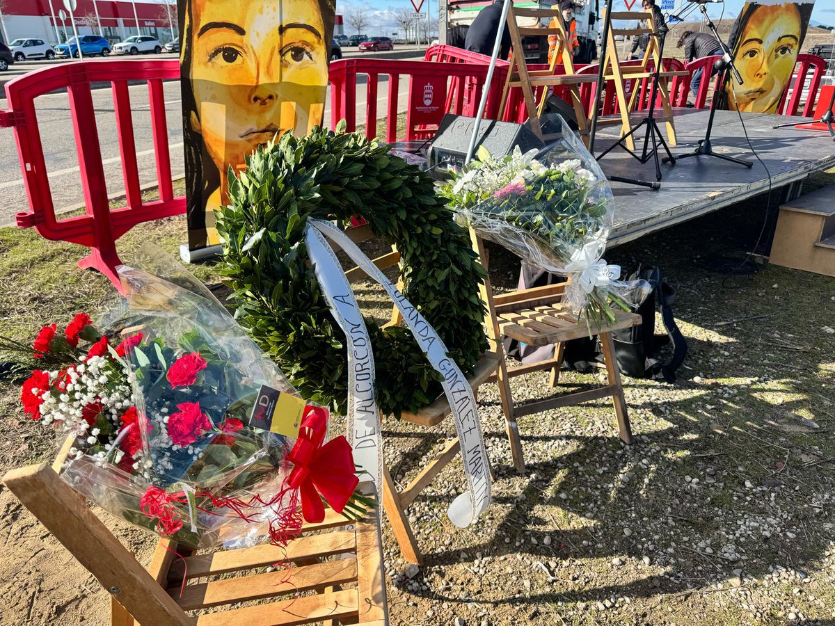 DavidLopezAlc's tweet image. Honrar y recordar a Yolanda González es recordar a los miles y miles de ciudadanos y ciudadanas que tanto sacrificaron para que la transición no se conformara con un mero maquillaje a la dictadura. 

Aunque todavía hoy sigamos empeñados en construir una democracia más real y más…