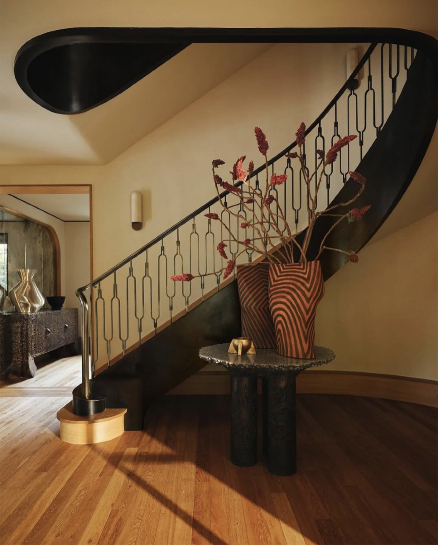 broxledotcom's tweet image. @Kellywearstler is one step ahead—the balance of form, texture, and movement in this space is pure artistry.

#KellyWearstler #ArchitecturalInteriors #StatementSpaces