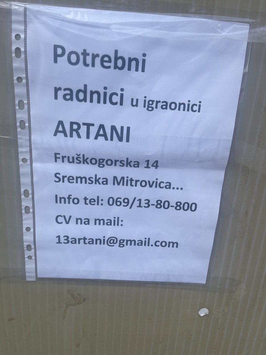 Назив више пристаје некој наркоманској јазбини, него дечјој играоници. Мора да су аниматори скроз шашави и луди. Мислим буквално луди.