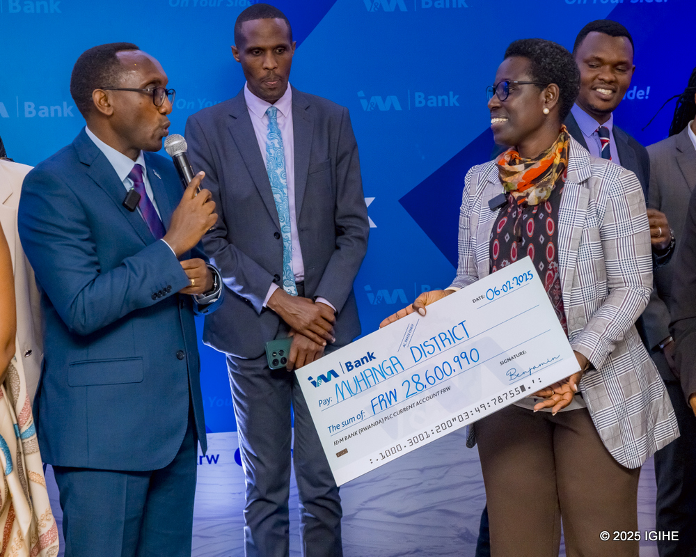 IGIHE's tweet photo. |@imbankrw, yafunguye Ishami rishya mu Karere ka Muhanga, mu kurushaho kwegera abakiliya no kuborohereza kubona serivisi kandi zinoze.
✍@Bibarwa_Patrick 
📸@fidele27822 
https://t.co/zWTESgMRHE https://t.co/Yz9UUmhkdJ