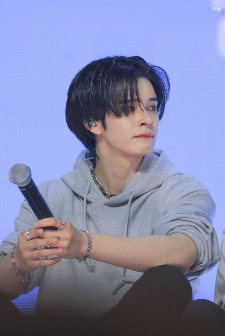 Bian pun membalikan badannya dan melihat anak kesayangannya, <a href="/myungjaq/">MJ. (2003)</a>, yang ngintilin papahnya keatas panggung, memberikan sebuah tisu kepadanya, Bian pun menghapus air mata yang jatuh.