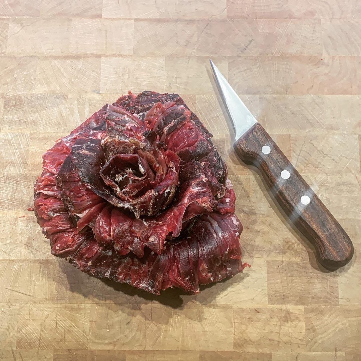 Langlai73410097's tweet photo. Fleur confectionnée avec coeur,
Pour amour, et bonheurs,
À offrir aux connaisseurs,
Qui garderons leur bonne humeur …
#hampe #stem #幹 #корень #beef #beefporn #steak #meat #ilovemeat #grilllovers #牛肉 #говядина #butcher #butcherproducts #meatlovers #flowers #butchershop https://t.co/RyEwLTFRY0