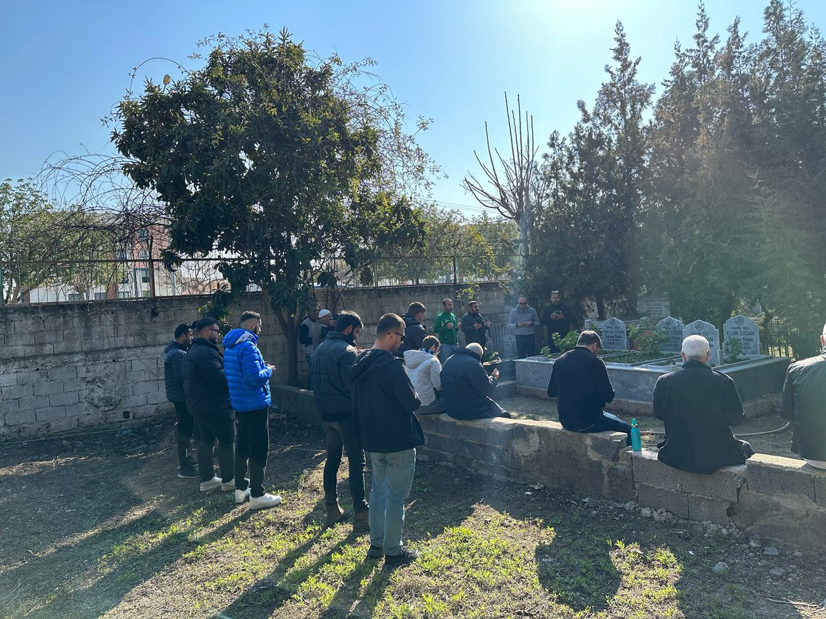 Halkin_Takimi's tweet image. 6 Şubat depreminde kaybettiğimiz Yahya Çoşan ve ailesini,tribün emektarlarımızdan Yastık Dayıyı mezarı başında andık.
#SimseklerGrubu