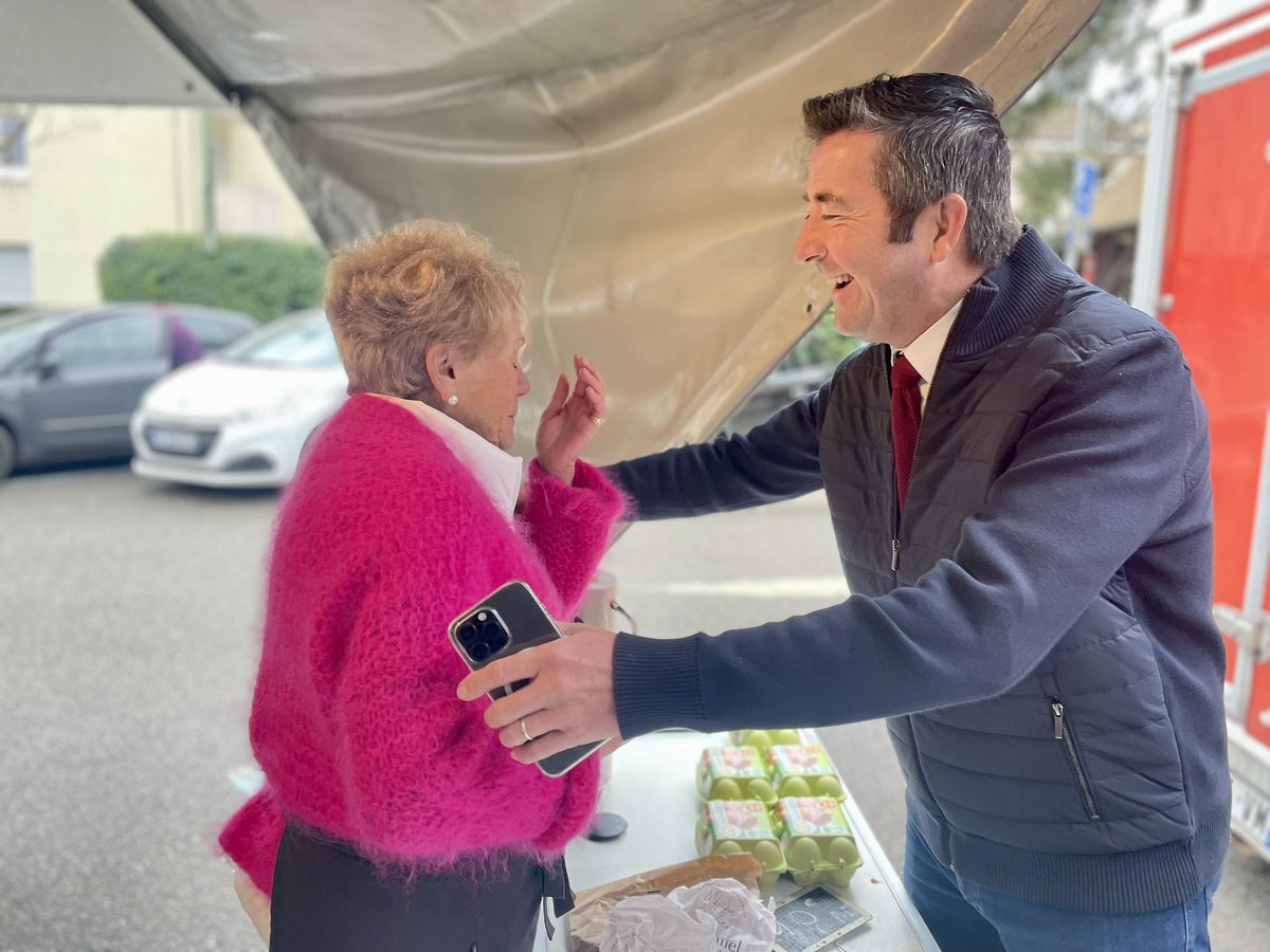 KARLOLIVE's tweet photo. 🛍️ Ce samedi matin, je suis allé à votre rencontre sur le marché d’#Orgeval ainsi qu’au marché de Noailles de @villepoissy, des lieux de partage que j’arpente toujours avec une grande joie.

🗣️ Ces moments d’échange précieux m’ont permis de revenir avec les Orgevalais(es) et les Pisciacais(es) sur les événements marquants de cette semaine :

👉🏼L’adoption du nouveau budget à l’@AssembleeNat pour que le pays puisse enfin avancer.

👉🏼 L’adoption de la loi interdisant les puffs, ces cigarettes électroniques à usage unique, une aberration écologique et surtout un véritable poison pour la santé de nos concitoyens.

👉🏼 La suspension par le ministre de l’Économie @Eric_R_Lombard de la baisse du seuil d’exemption de la TVA pour les auto-entrepreneurs. Une suspension qui était plus que nécessaire et que je salue grandement.

👉🏼 Les nombreux débats autour de l’obtention du droit du sol à #Mayotte, qui est à un tournant pour son avenir économique, social et identitaire.

✍🏼📖 C’était aussi l’occasion de vous rappeler la séance de dédicace de mon nouvel ouvrage « On n’est pas KO ! » à la librairie du Pincerais de #Poissy ce dimanche dès 10h. J’espère vous y retrouver nombreux !