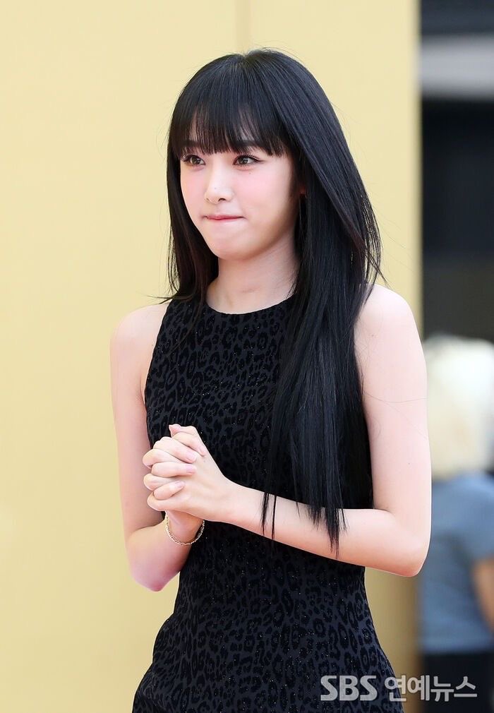 “Selamat malam untuk Fragarians dan juga Berryst,” ucapnya pelan, memberi jeda sejenak sebelum melanjutkan. “Masih pada semangat nggak ini? cung dulu dong yang udah habis tissue 2 box karena speechnya Bian tadi?”ia tertawa kecil, menatap sekilas ke arah para hadirin.