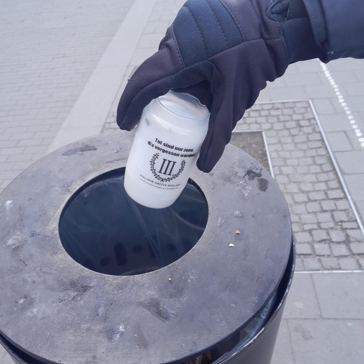 In #Budapest haben eben 150 Antifas unangekündigt an die Befreiung durch die Rote Armee vor 80 Jahren erinnert. Nebenbei wird Nazi-Propaganda entfernt. #Antifa in die Offensive! Gegen den faschistischen #TagderEhre