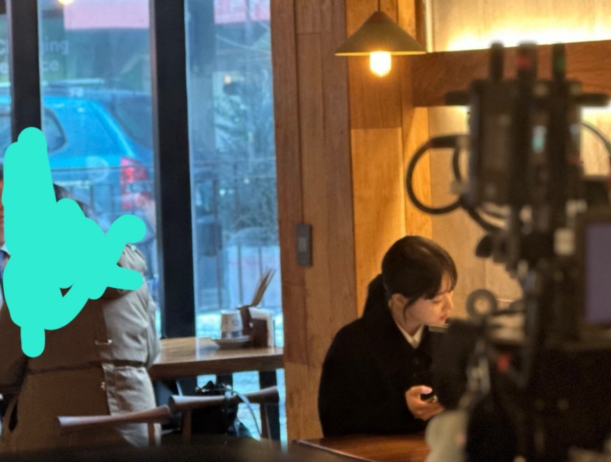 0212pby's tweet photo. Bo Young was spotted filming something recently!
🔗 https://t.co/fUWyfZ4sZG  
#박보영 #ParkBoYoung https://t.co/tFhnOKkxYZ