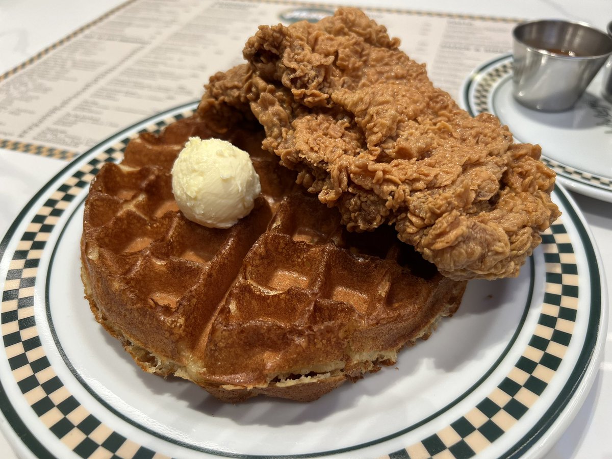sr_sasakura's tweet photo. タイ2食目は気になっていたアメリカンダイナー🇺🇸でチキンワッフルという邪悪なメニューを😈
やけたパン（🧇）にバターぬりぬり♪
やけたパン（🧇）にシロップぬりぬり♪
タルタルソースがサッパリしててカロリー相殺してくれたはず🙄
#Mickeys https://t.co/9dWQpxidcs