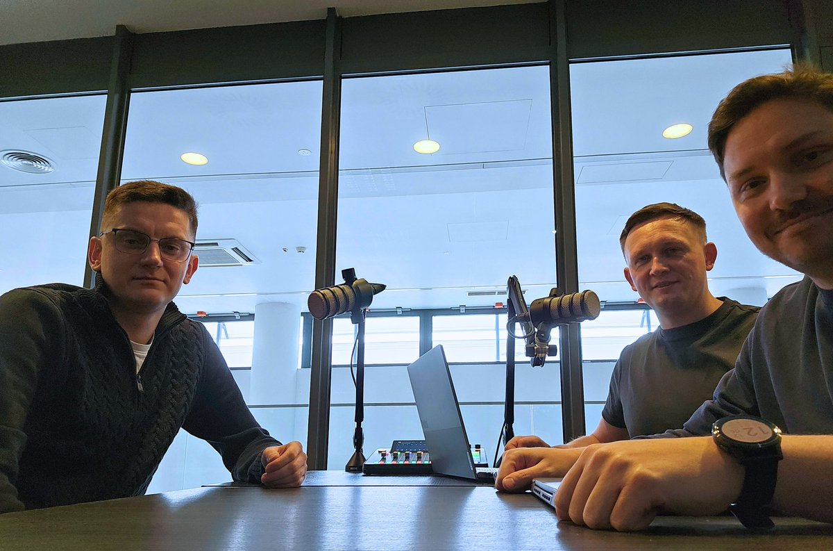 futceo's tweet photo. 🗣 🎙 Kolejna dawka merytorycznego 🥩 tym razem w rozmowie o współczesnych szansach i wyzwaniach klubu sportowego w obszarze marketingu i komunikacji. 
    
Główne tematy:
▫️ organizacja dnia meczowego
▫️ analiza SWOT w strategii marketingu i komunikacji
▫️ podobieństwa i różnice w zarządzaniu zespołami
▫️ budowa, struktura i przyszłość działu Marketingu i komunikacji @MotorLublin
    
👥️  Gościem @marek_koch22 i @tomflakowski był @Michal_1993 - Dyrektor marketingu i komunikacji Motor Lublin.
    
🎙️ 🚀 Całość już wkrótce na Skybox Podcast - audycji dla tych, którzy mają w sobie pasję do rozwoju i ambicję, by sięgać dalej.
   
#SportManagement #Futceo