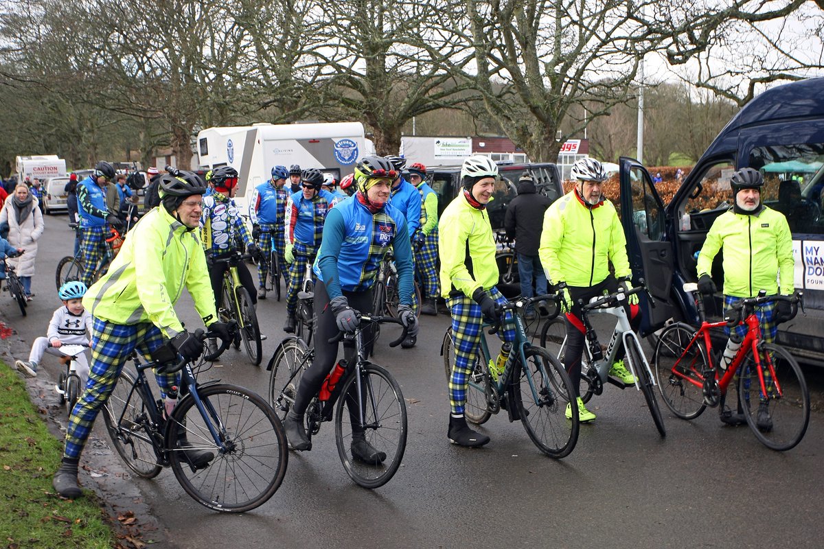 kirkcaldyrugby's tweet photo. Former Scotland captain Rob Wainwright with Sunday's match ball sets off for Edinburgh way after the final stop on the @doddie_aid Grand Tour 🚴🏉 @Scotlandteam
 
📸@michaelbooth https://t.co/X2Je7qYUXN