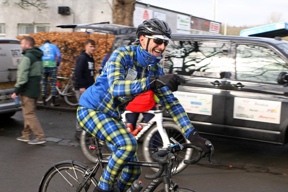 kirkcaldyrugby's tweet photo. Former Scotland captain Rob Wainwright with Sunday's match ball sets off for Edinburgh way after the final stop on the @doddie_aid Grand Tour 🚴🏉 @Scotlandteam
 
📸@michaelbooth https://t.co/X2Je7qYUXN