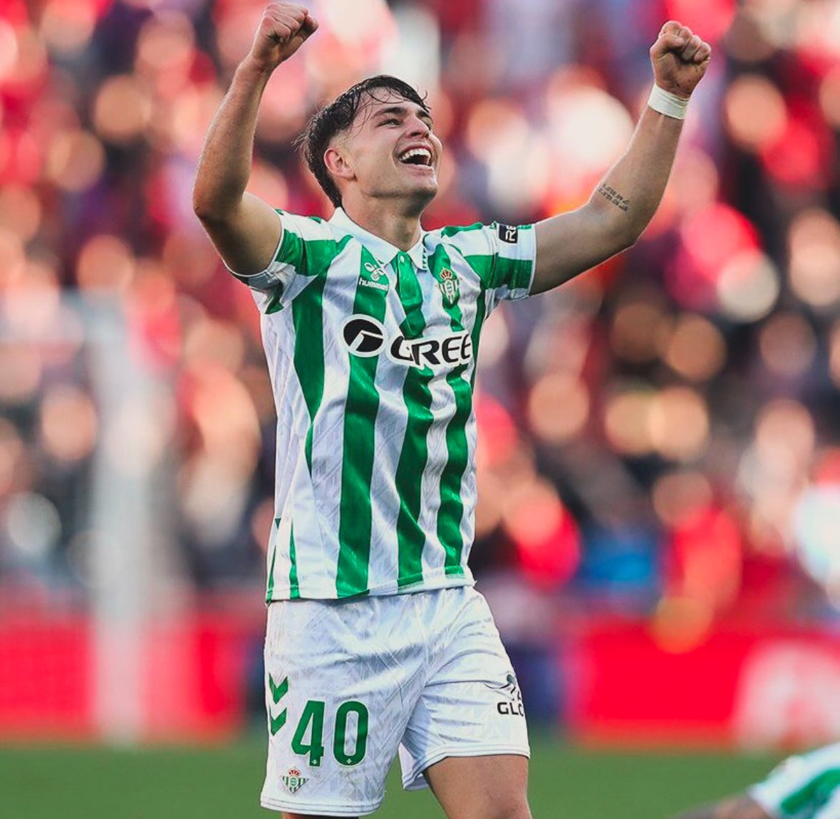 alexferj_'s tweet photo. Pellegrini: "Uno como técnico tiene que elegir a los que están en su mejor momento. Ángel Ortiz ha hecho dos partidos muy buenos, además de que tenemos lesionados. Si tuviera a alguno de vuelta, jugaría igual porque se lo ha ganado en el campo. Mismo caso de Jesús". #RealBetis https://t.co/pktCMpnN11