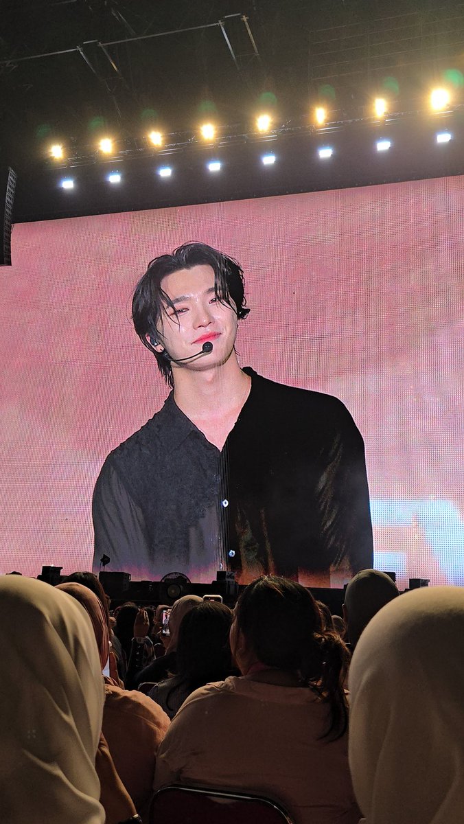 lovechankkura's tweet photo. dino on big screens >>>>> https://t.co/V4N9tNLytT