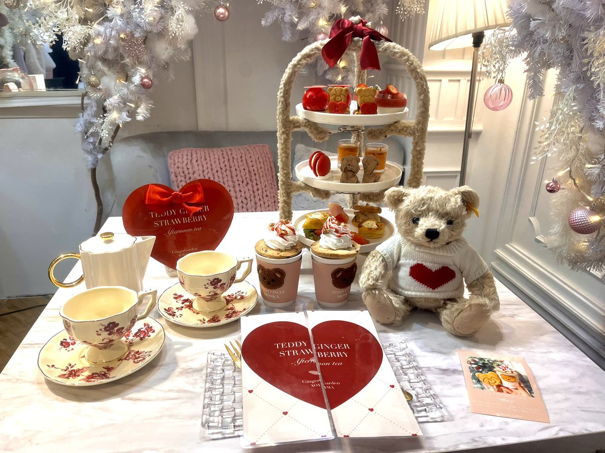 sosaku_aozora's tweet photo. ジンジャーガーデン青山さんのアフタヌーンティー可愛かった！！🧸
けど、パフェ＆モクテル付きで11体のテディベアと一緒に！って文を見てたから、ぬいぐるみ1匹…？ってなった
後で気づいたけど、お皿の上、パフェ、スリーブのクマちゃん入れて 11体だったのかな😂
(2枚目には私の子2体写ってる) https://t.co/L6eJ6Hl5fo