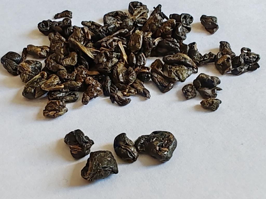 SophieMarbell's tweet photo. Zaljubila sam se u Gunpowder čaj, opet.
Ova vrsta zelenog čaja proizvodi se tako što se svaki pojedinačni listić čaja urola u kuglicu.

Osvežava, podiže, razbudjuje.
Pijem ga umesto kafe ujutru, jer me razbudi mnogo bolje od nje i zdraviji je. Topla preporuka.

(ima ga @kucacaja) https://t.co/mSnaiOy2uz