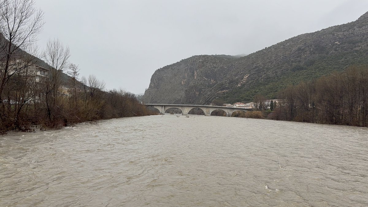 infoccitanie's tweet photo. En direct d’#Anduze, nouvelle crue du #Gardon en cours ! La limite pluie-#neige s’abaisse vers 250 à 300 mètres seulement sur le Piémont cévenol en ce moment à 13h45, dans le Nord du #Gard. À tout à l’heure en direct de l’Aigoual ❄️ https://t.co/RKtwknfgL2