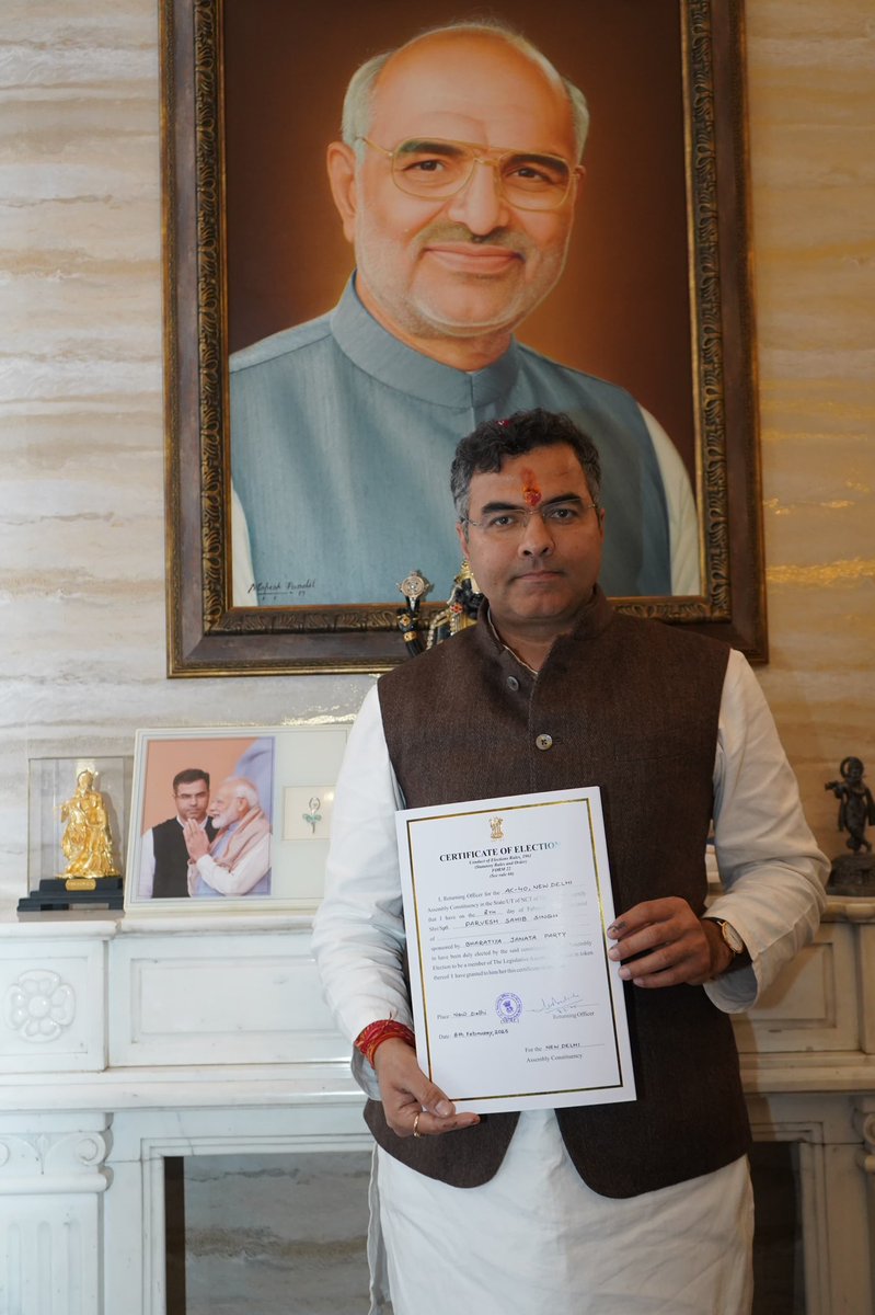 p_sahibsingh's tweet photo. सेवा, सुशासन पर विश्वास और आशीर्वाद की जीत।

यह ऐतिहासिक विजय है नई दिल्ली की देवतुल्य जनता की।

जीत का प्रमाण पत्र आज पिताजी पूजनीय स्वर्गीय डॉ. साहिब सिंह जी को समर्पित किया और उनके आदर्शों एवं आदरणीय प्रधानमंत्री श्री @narendramodi जी के ‘सेवा ही संकल्प’ के भाव को निष्ठा से निभाता रहूंगा....