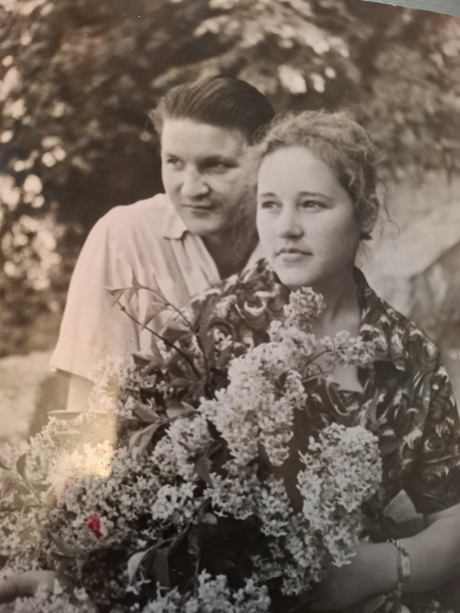 Šie ir mani skaistie vecāki gadā pirms manas piedzimšanas, 1959. g., vasaras sākumā pie Staburaga.  @Aleksej44383343 un viņam uzticīgā vate apgalvo, ka esmu cēlusies no jakutiem. Šis ir tikai pierādījums tam, kādā fantasmagoriskā melu un murgu pasaulē dzīvo vatainie! Ar piebildi,