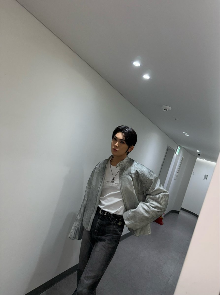 [📸]

250202 팬사인회 🤍

#XLOV #엑스러브 #HYUN #현
#Imma_Be #XLOV_Imma_Be