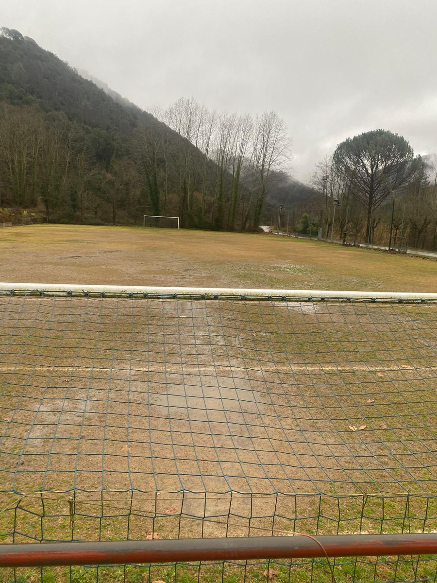 UE_OSOR's tweet photo. A causa del mal estat del camp de futbol, ens hem vist obligats a suspendre el partit contra el @ceanglesfutbol_. 
I és per aquest motiu que demanem a l’ @ajuntamentosor un camp de futbol en condicions per poder-hi jugar sense haver de dependre (en aquest cas) del temps. https://t.co/DFu5T7bORk