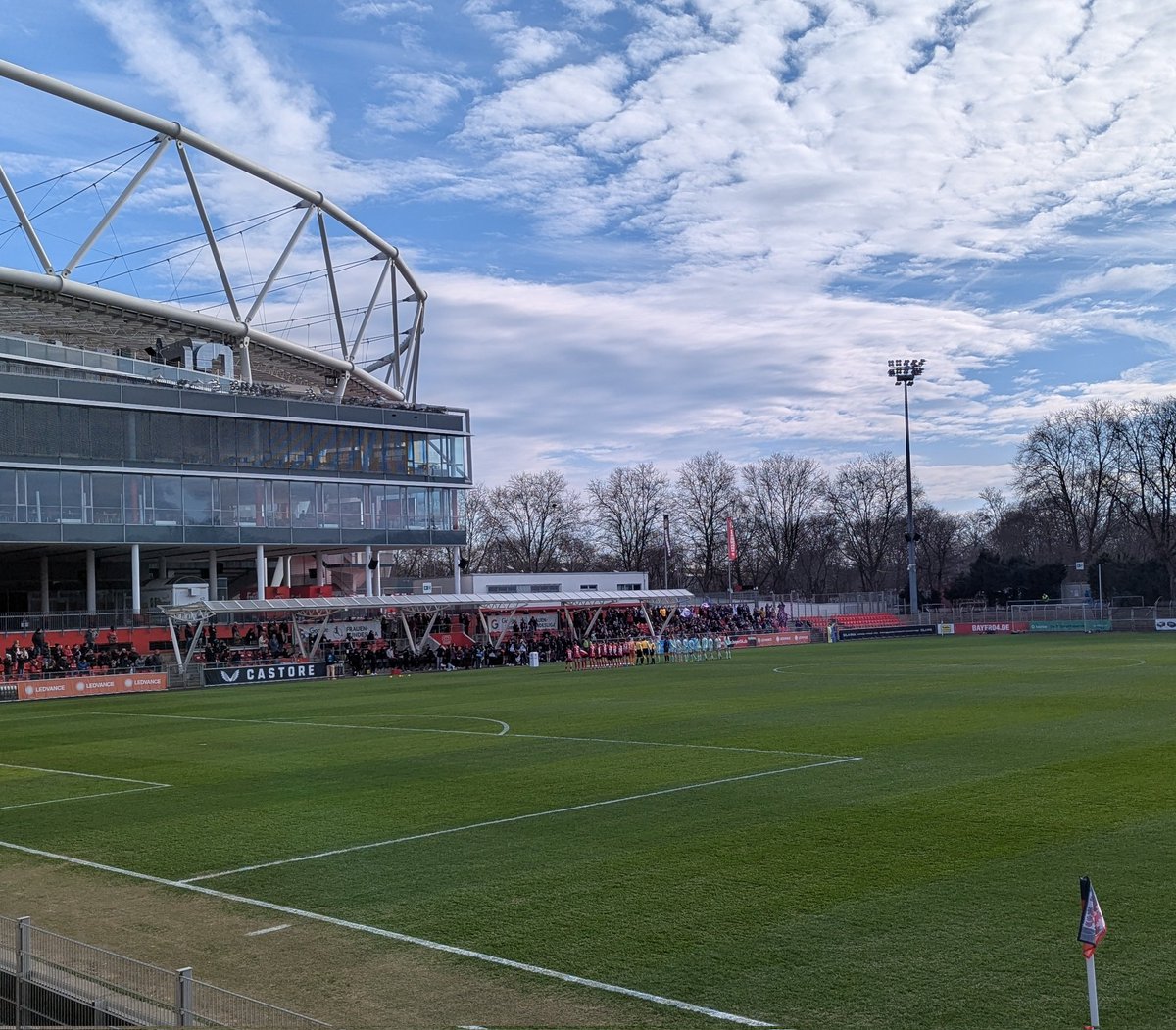 FarbenstadtPhil's tweet photo. Der Bayer tut sich trotz spielerischer Überlegenheit schwer gegen kompakt verteidigende Essenerinnen. So reicht es am Ende nur zu einem Punkt und man kann den gestrigen Ausrutscher von Wolfsburg nicht ausnutzen #B04SGS #ForzaSVBFeminina #DieLiga https://t.co/wHaezaAGe3