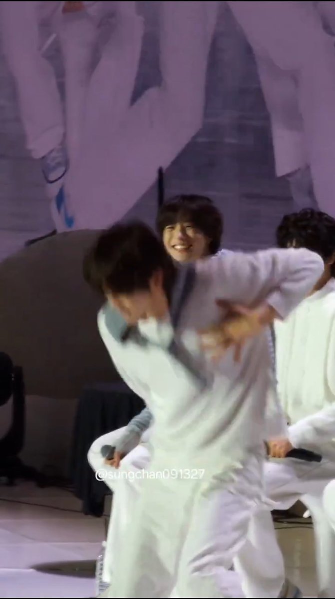 뭔가…    뭔가   그냥      ““압도적””