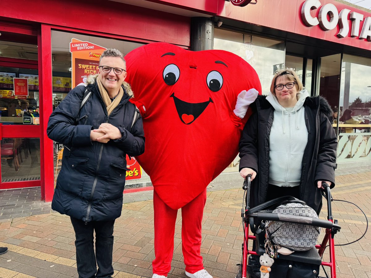 Hugo meeting new friends ❤️🌹 today #valentinesday shopping 🛍️ for gifts 🎁 ahead of the big day #MotherwellShoppingCentre