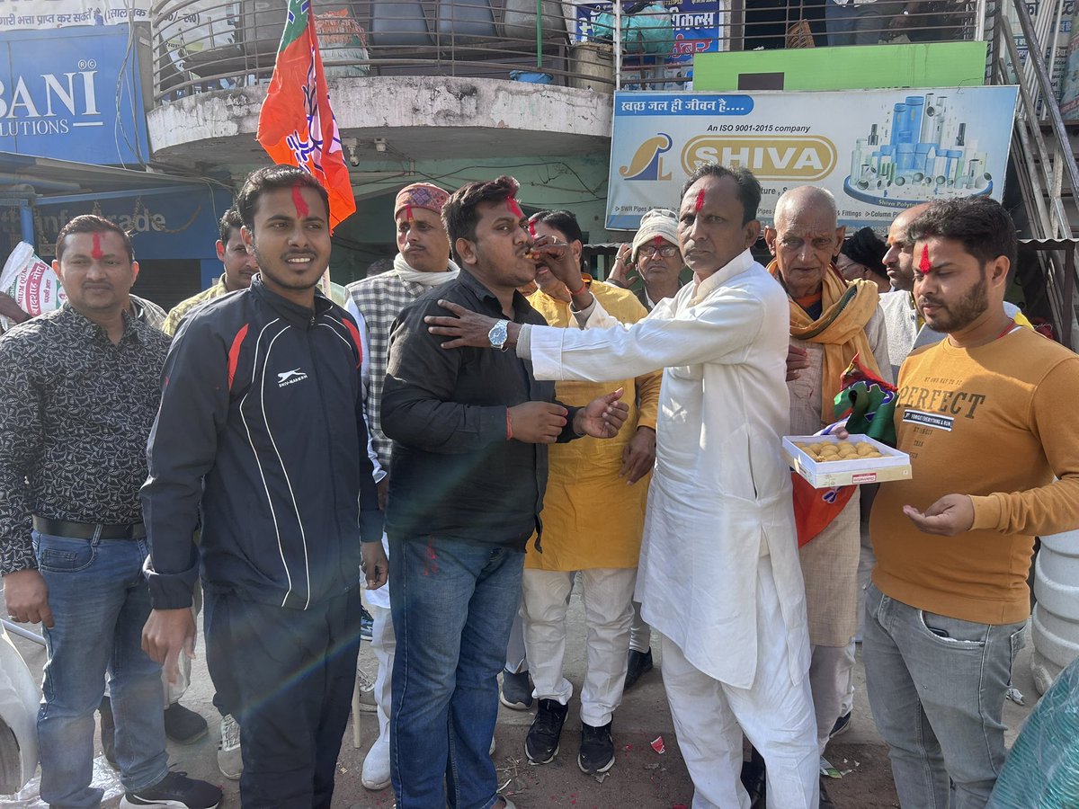 vikashGupta8873's tweet photo. धन्यवाद दिल्ली 
#दिल्ली_के_दिल_में_मोदी
बधाई हो 🪷🙏🏻 
यशस्वी प्रधानमंत्री श्री @narendramodi जी के नेतृत्व में दिल्ली में 27 सालों बाद मिली अभूतपूर्व जीत के उल्लास में "नगर भाजपा" दिनारा (रोहतास) के कार्यकर्ताओं द्वारा मिठाई बांट कर एवं एक दूसरे को गुलाल लगाकर खुशियां मनाई गई ।। https://t.co/L3DvTVZmUX