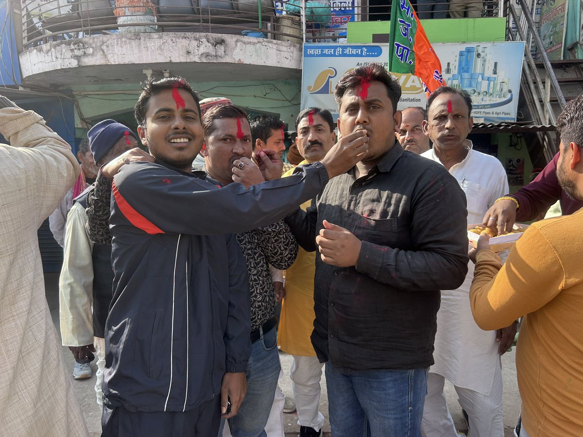 vikashGupta8873's tweet photo. धन्यवाद दिल्ली 
#दिल्ली_के_दिल_में_मोदी
बधाई हो 🪷🙏🏻 
यशस्वी प्रधानमंत्री श्री @narendramodi जी के नेतृत्व में दिल्ली में 27 सालों बाद मिली अभूतपूर्व जीत के उल्लास में "नगर भाजपा" दिनारा (रोहतास) के कार्यकर्ताओं द्वारा मिठाई बांट कर एवं एक दूसरे को गुलाल लगाकर खुशियां मनाई गई ।। https://t.co/L3DvTVZmUX