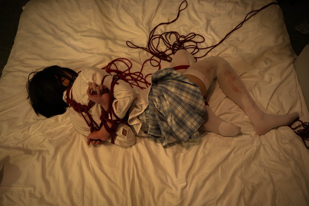 "诶诶真的要绑这里嘛"
"不然怎么让你乖乖听话呢～（绕嘴"
"原来是...呜呜...这样吗...呜呜呜"
"用无辜的眼神看着我也没用哦～"

"嘿嘿～～"

R＆P: <a href="/yaasuo6666/">走马啸夕风</a> 

#男娘 #伪娘 #紧缚 #捆绑 #jk