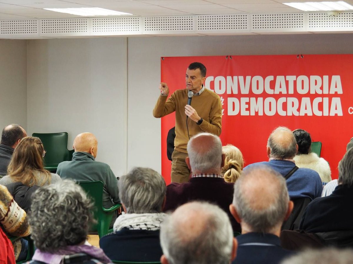 iucyl's tweet photo. 📸 @MailloAntonio antiende a la prensa e interviene en #ConvocatoriaporlaDemocracia 

Optimismo, programa y militancia para tejer comunidad y futuro. https://t.co/ozfvaTsbx9