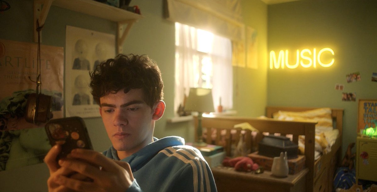 0011____1100's tweet photo. me waiting for netflix to renew heartstopper for season 4 https://t.co/3kwjtTrvQl