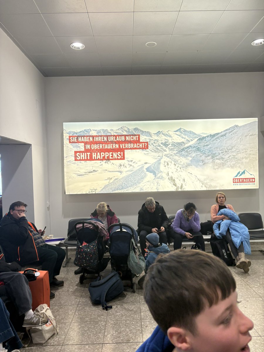 Sometimes traffic can make you late, very late! All checked in and through security. I think the sign summarises how we are feeling 😅🎿