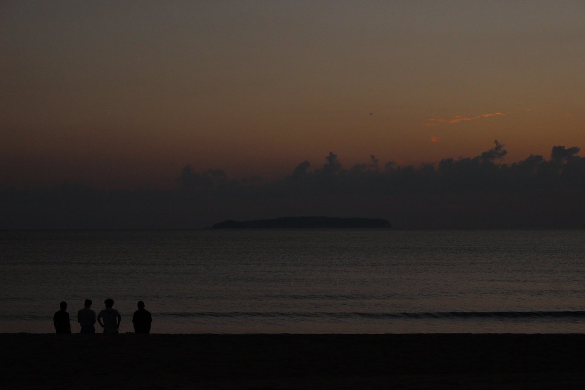 今日もまた誰かを照らし、明日もまた誰かを照らす海辺の夕陽。