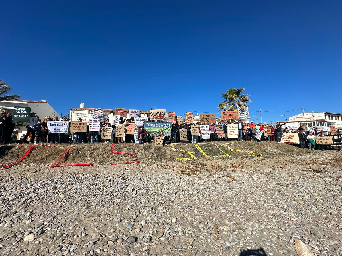 Miles de personas han formado un muro humano para apoyar a cientos de propietarios amenazados por Costas. 🏠✊ ¿Qué opinas sobre esta situación? #torrelasaleslegal #somostorrelasal #España