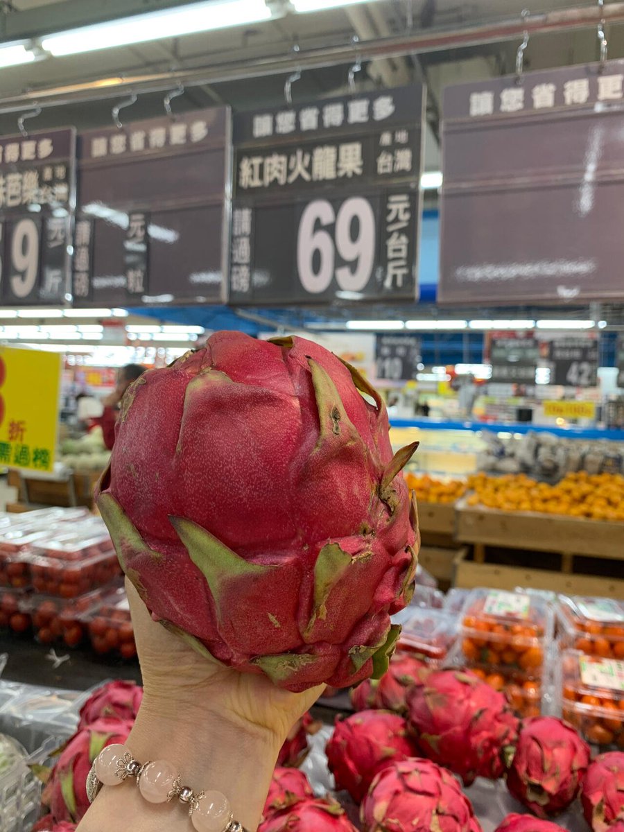 台湾のドラゴンフルーツはとても大きいです。農薬で熟成されたドラゴンフルーツは、地元の人が案内してくれなければ簡単に手に入ります。